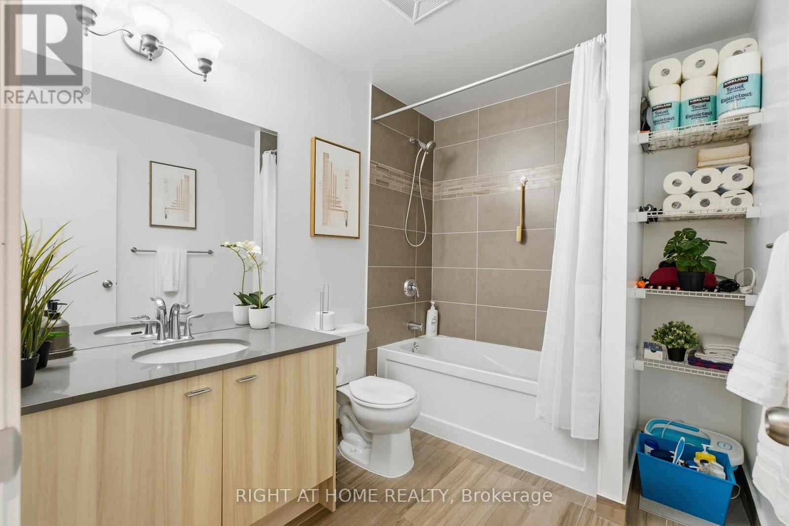 411 - 5101 Dundas Street W, Toronto, ON - Indoor Photo Showing Bathroom