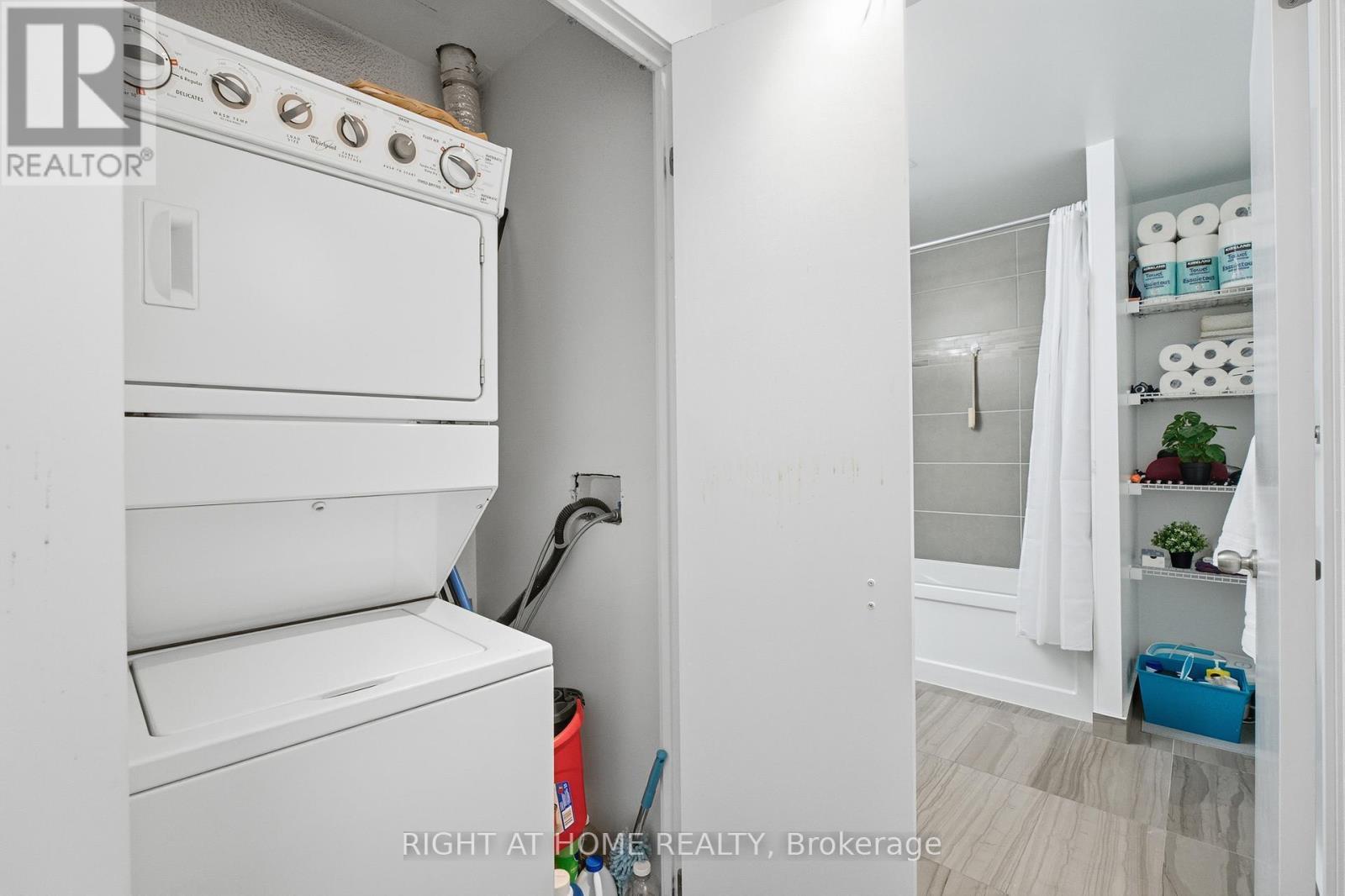 411 - 5101 Dundas Street W, Toronto, ON - Indoor Photo Showing Laundry Room