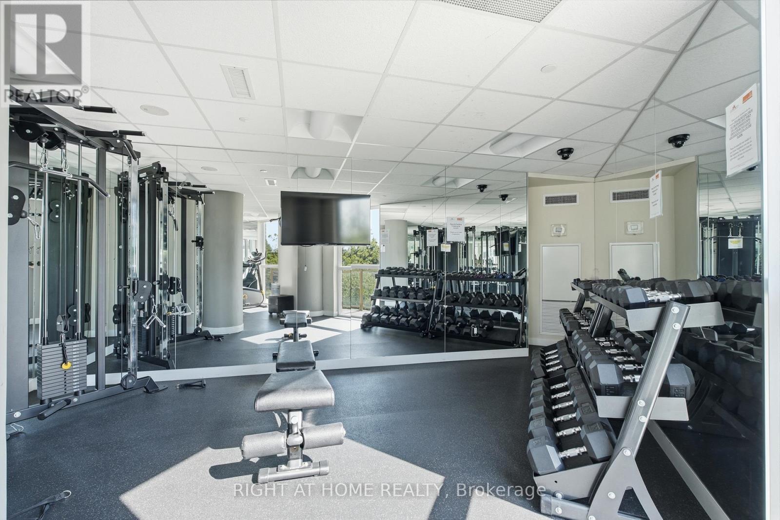 411 - 5101 Dundas Street W, Toronto, ON - Indoor Photo Showing Gym Room