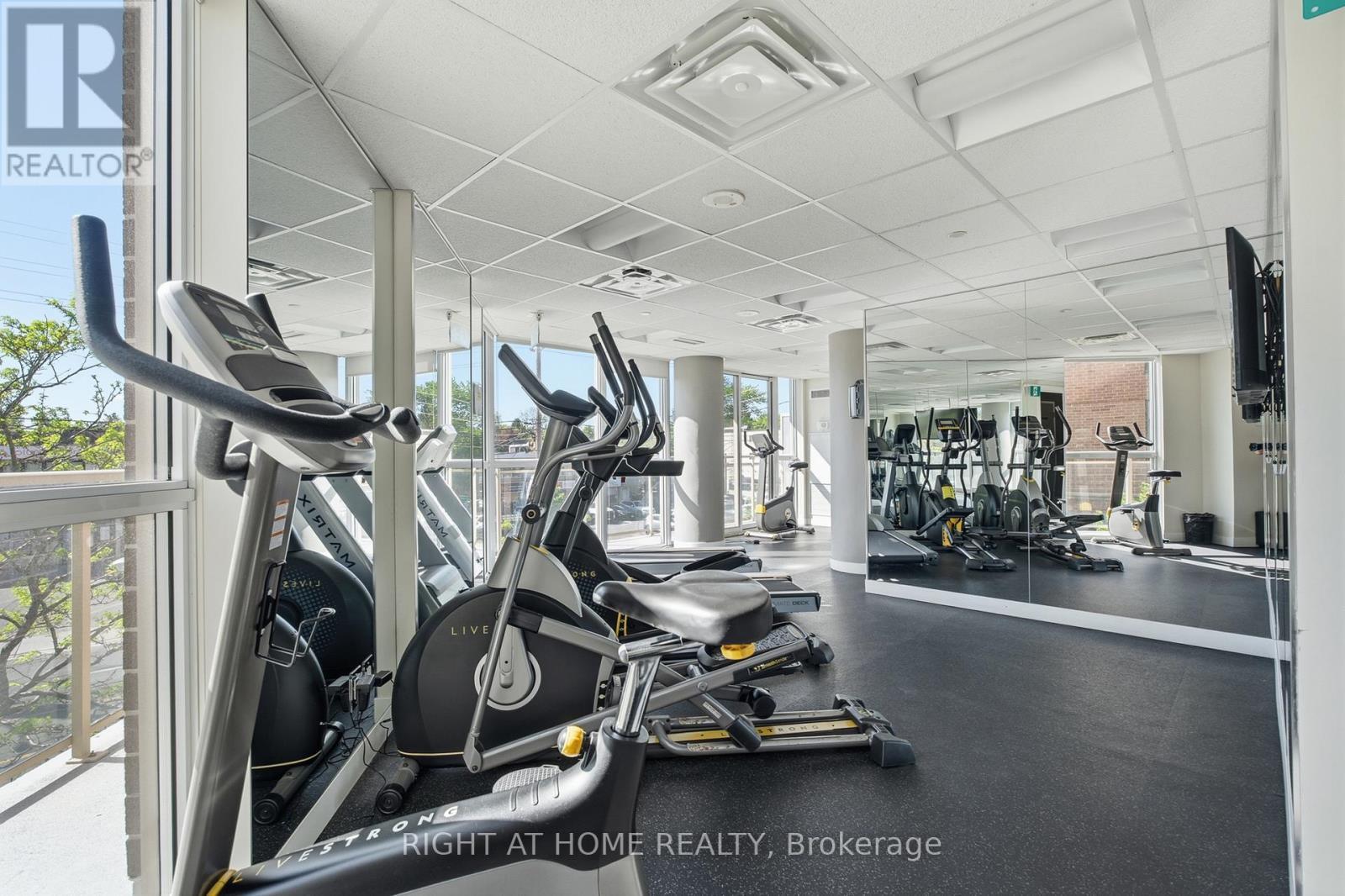 411 - 5101 Dundas Street W, Toronto, ON - Indoor Photo Showing Gym Room