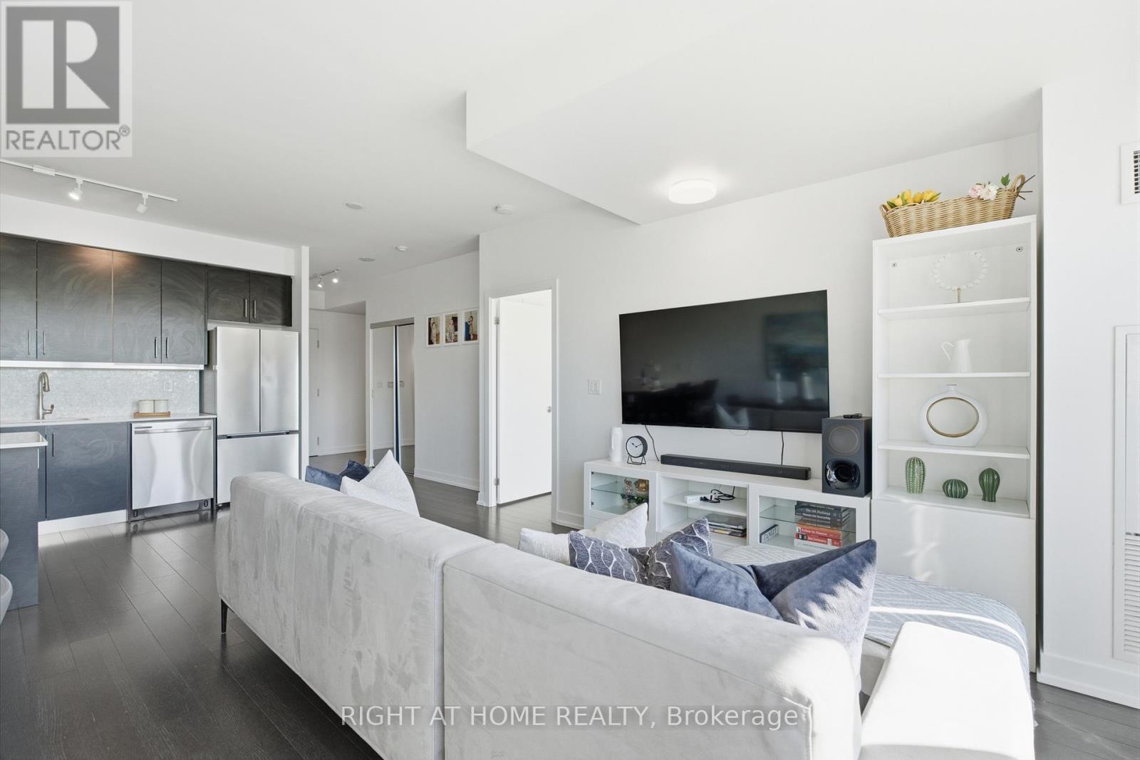 411 - 5101 Dundas Street W, Toronto, ON - Indoor Photo Showing Living Room