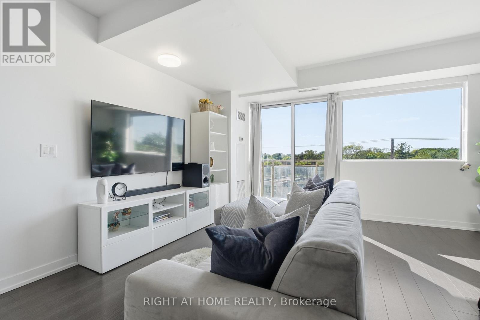 411 - 5101 Dundas Street W, Toronto, ON - Indoor Photo Showing Living Room