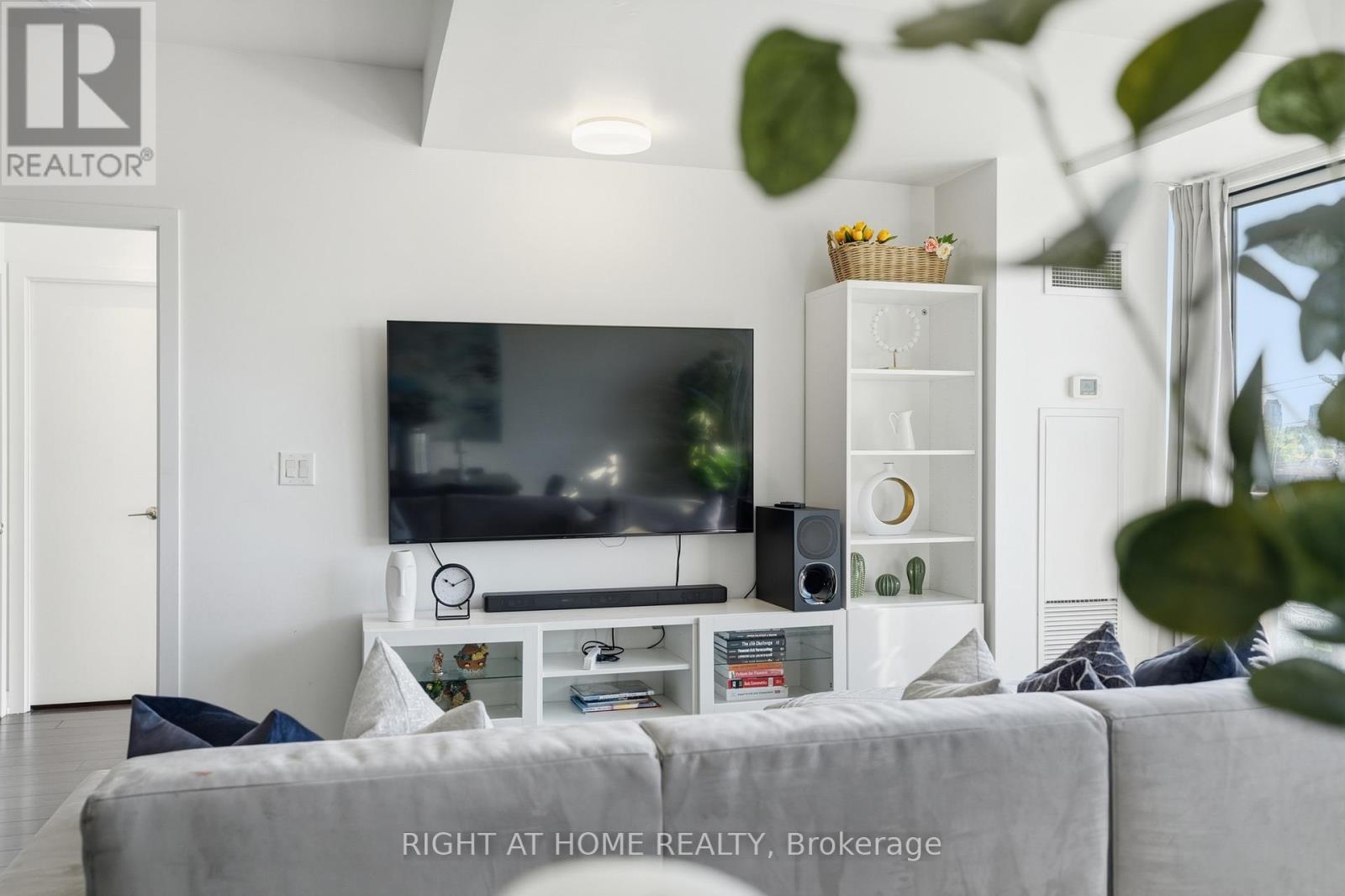 411 - 5101 Dundas Street W, Toronto, ON - Indoor