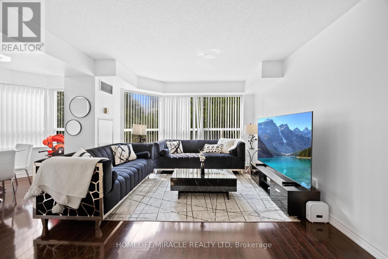 406 - 325 Webb Drive, Mississauga, ON - Indoor Photo Showing Living Room