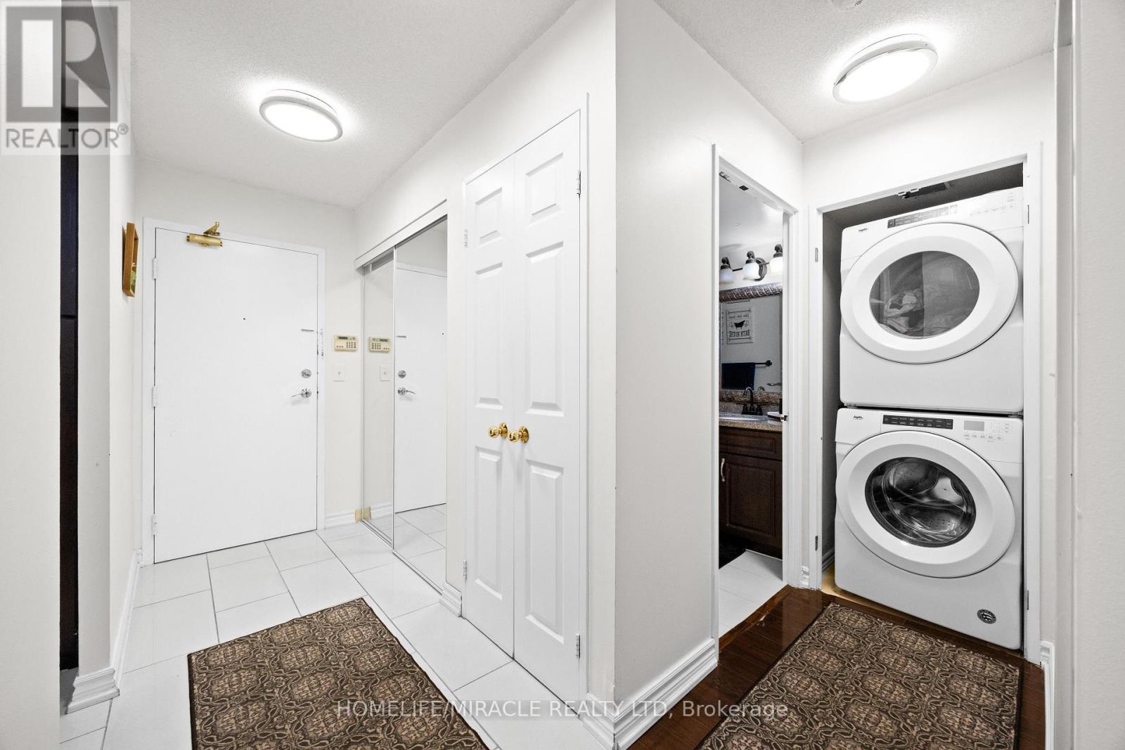 406 - 325 Webb Drive, Mississauga, ON - Indoor Photo Showing Laundry Room