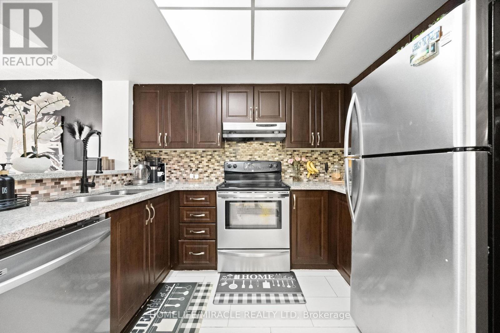 406 - 325 Webb Drive, Mississauga, ON - Indoor Photo Showing Kitchen With Double Sink