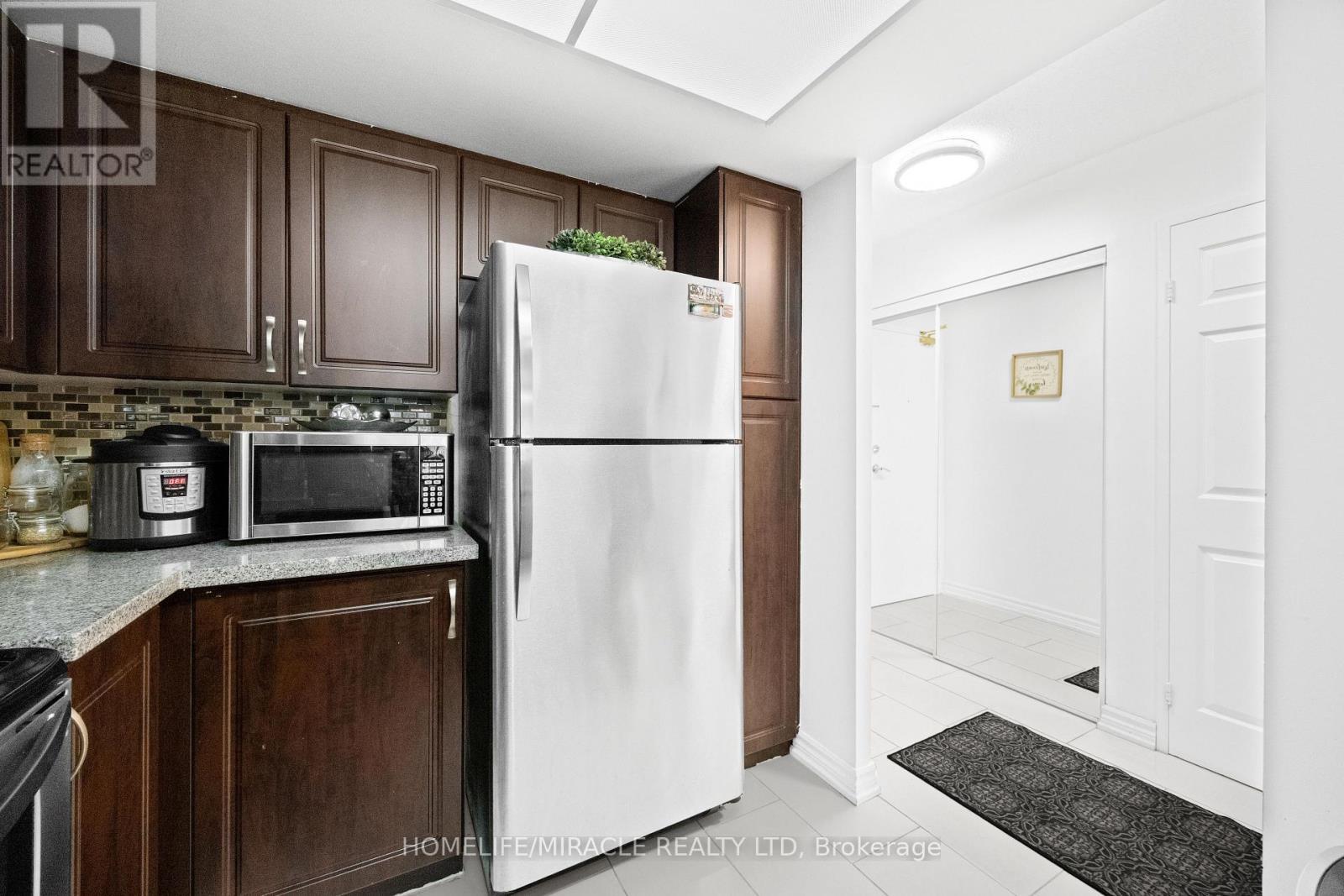 406 - 325 Webb Drive, Mississauga, ON - Indoor Photo Showing Kitchen