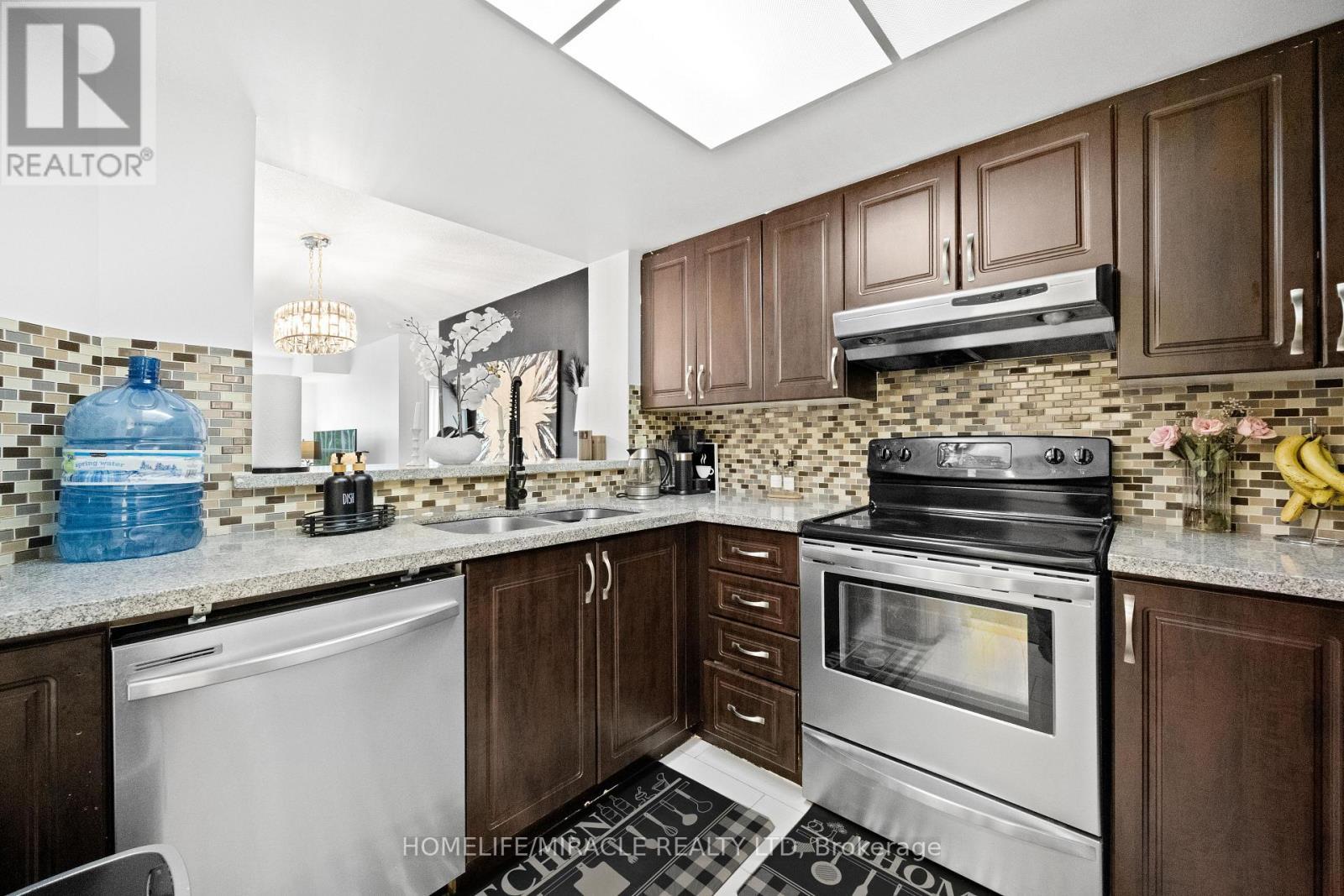 406 - 325 Webb Drive, Mississauga, ON - Indoor Photo Showing Kitchen With Double Sink