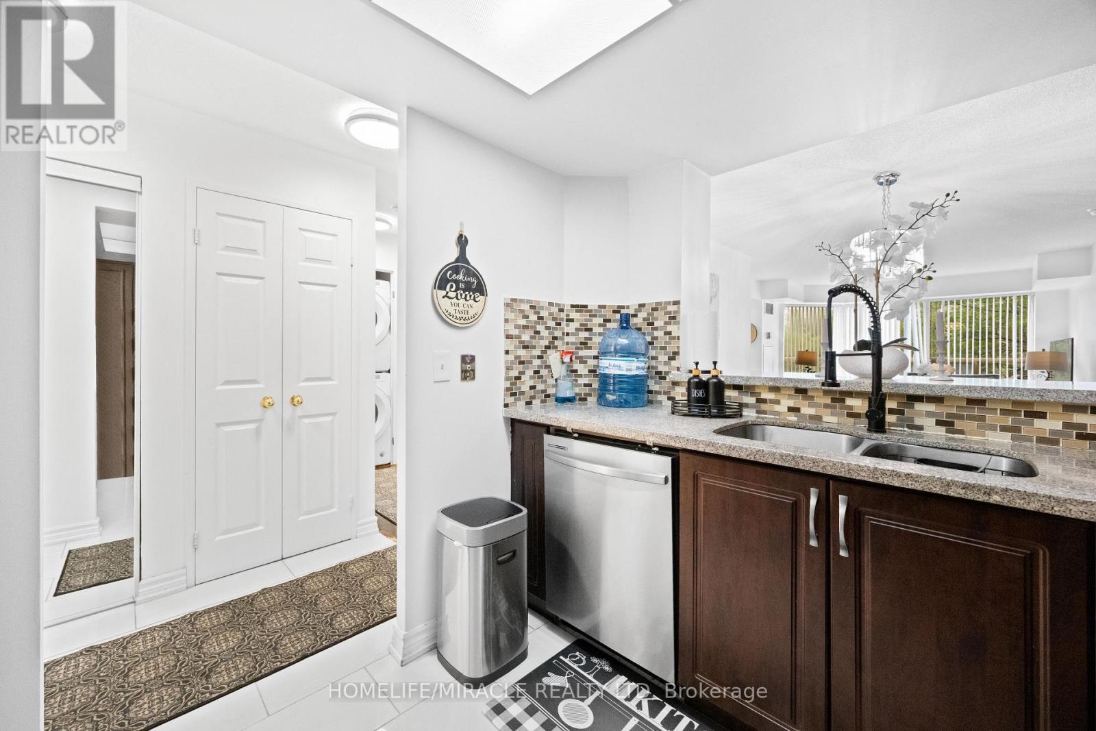 406 - 325 Webb Drive, Mississauga, ON - Indoor Photo Showing Kitchen With Double Sink
