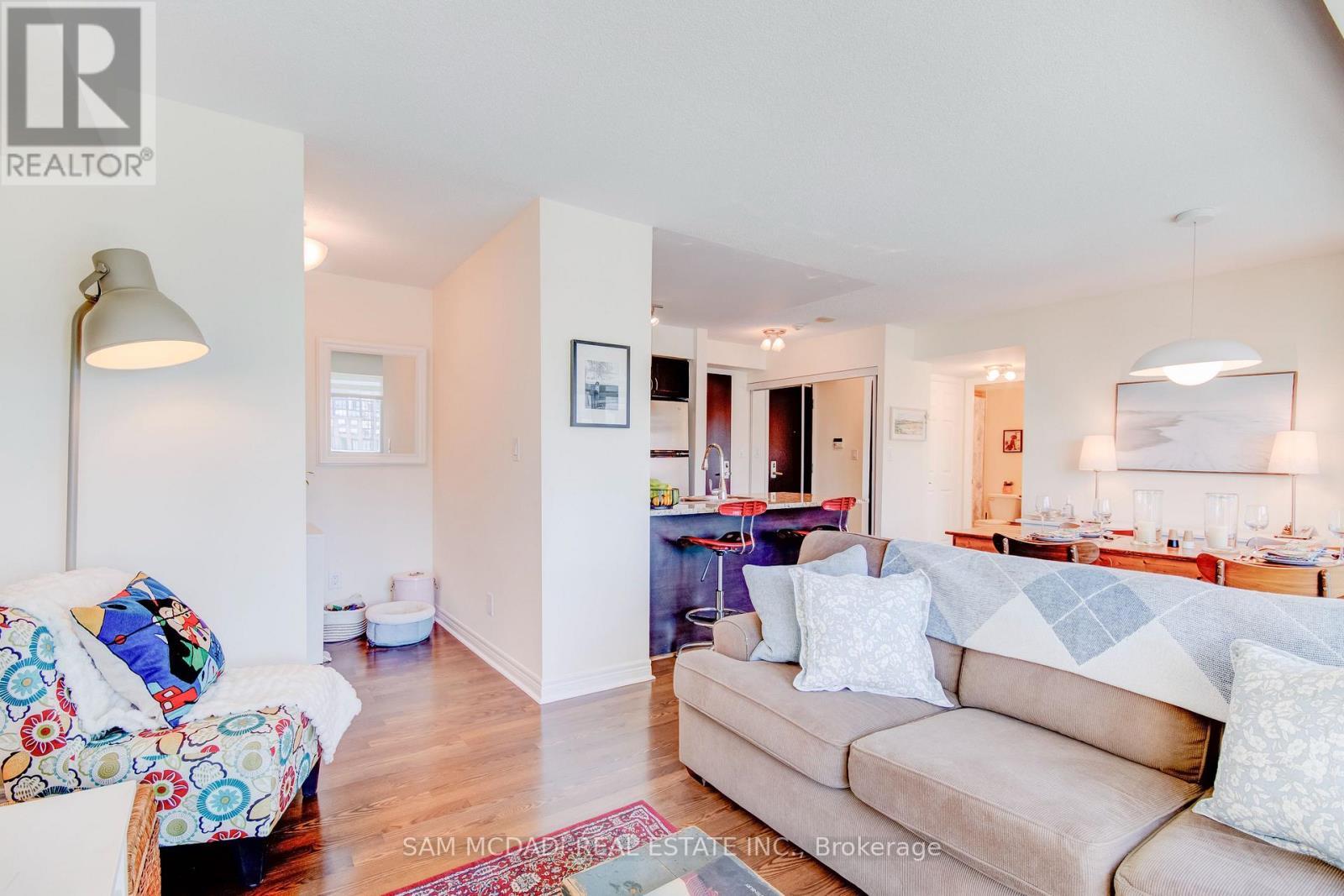 2205 - 208 Enfield Place, Mississauga, ON - Indoor Photo Showing Living Room