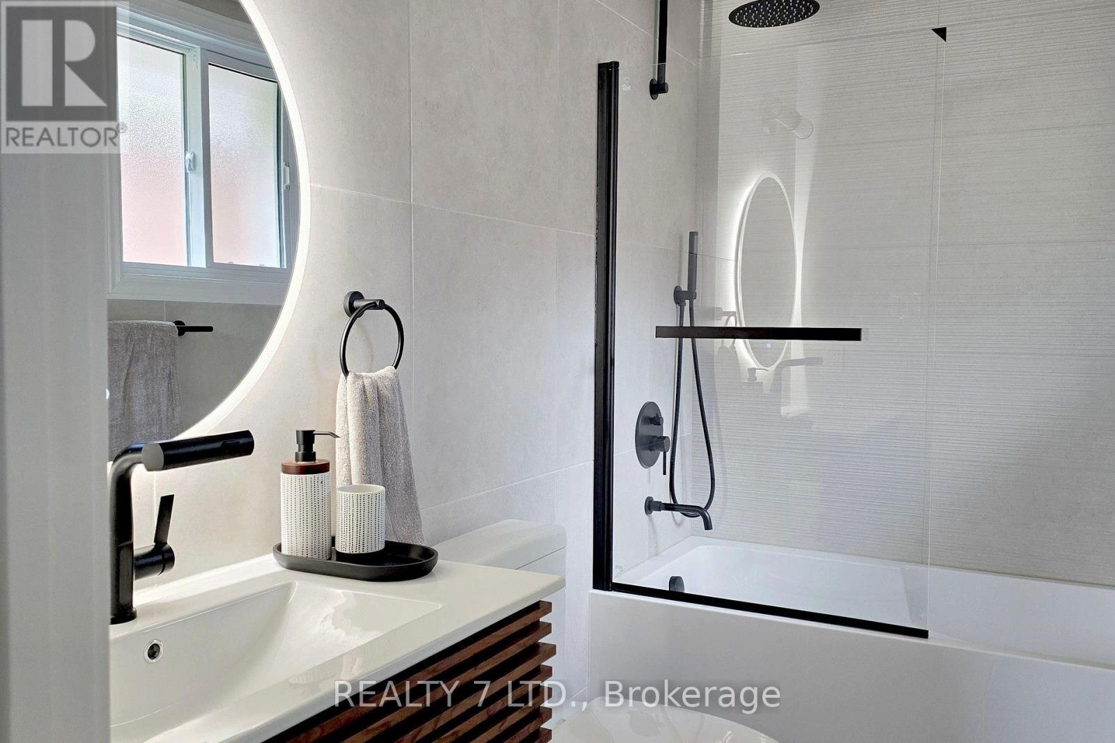 776 Garth Street, Hamilton, ON - Indoor Photo Showing Bathroom