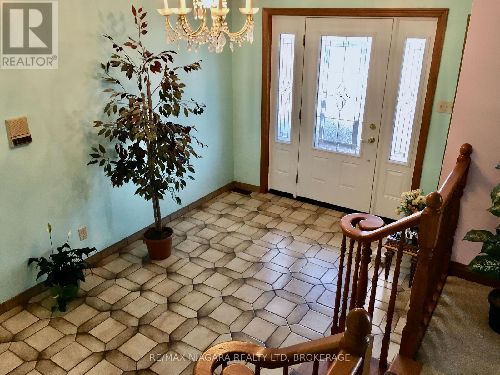 High Ceilings and Formal Foyer - 4628 Baldwin Avenue, Niagara Falls (Ascot), ON - Indoor Photo Showing Other Room