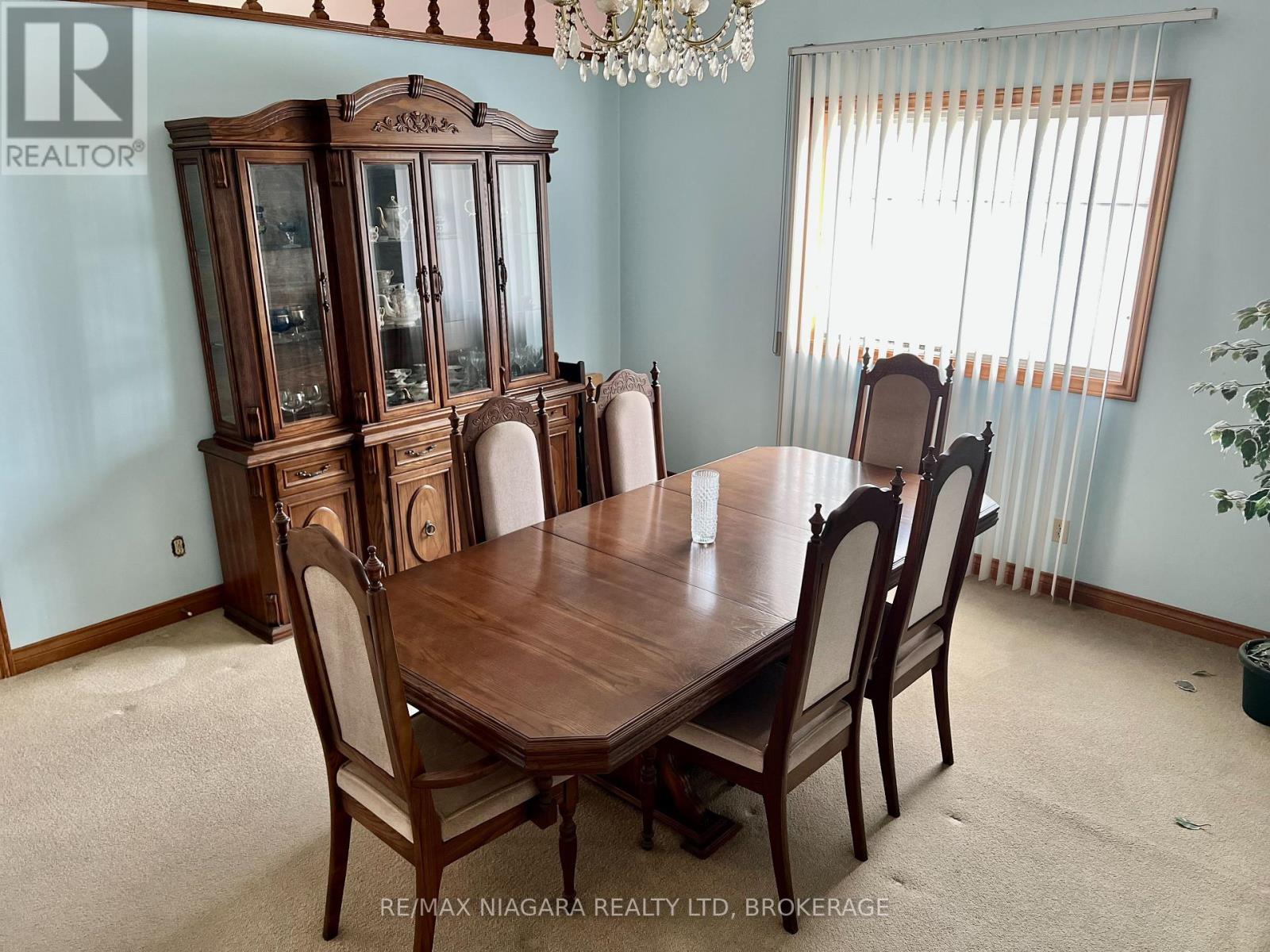 DR can Fit your entire Family and the Neighbours - 4628 Baldwin Avenue, Niagara Falls (Ascot), ON - Indoor Photo Showing Dining Room