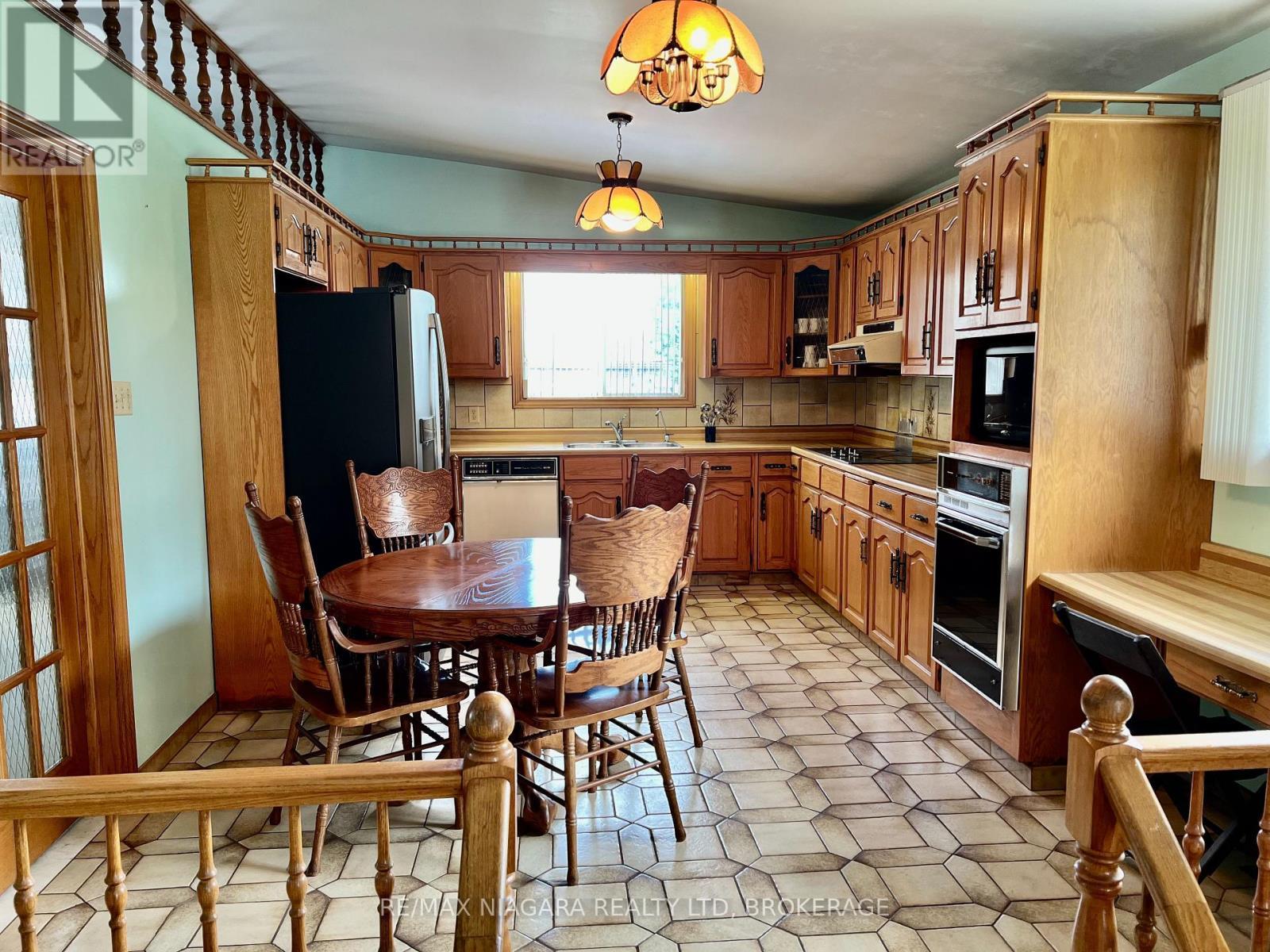 Kitchen has Built in Desk - 4628 Baldwin Avenue, Niagara Falls (Ascot), ON - Indoor
