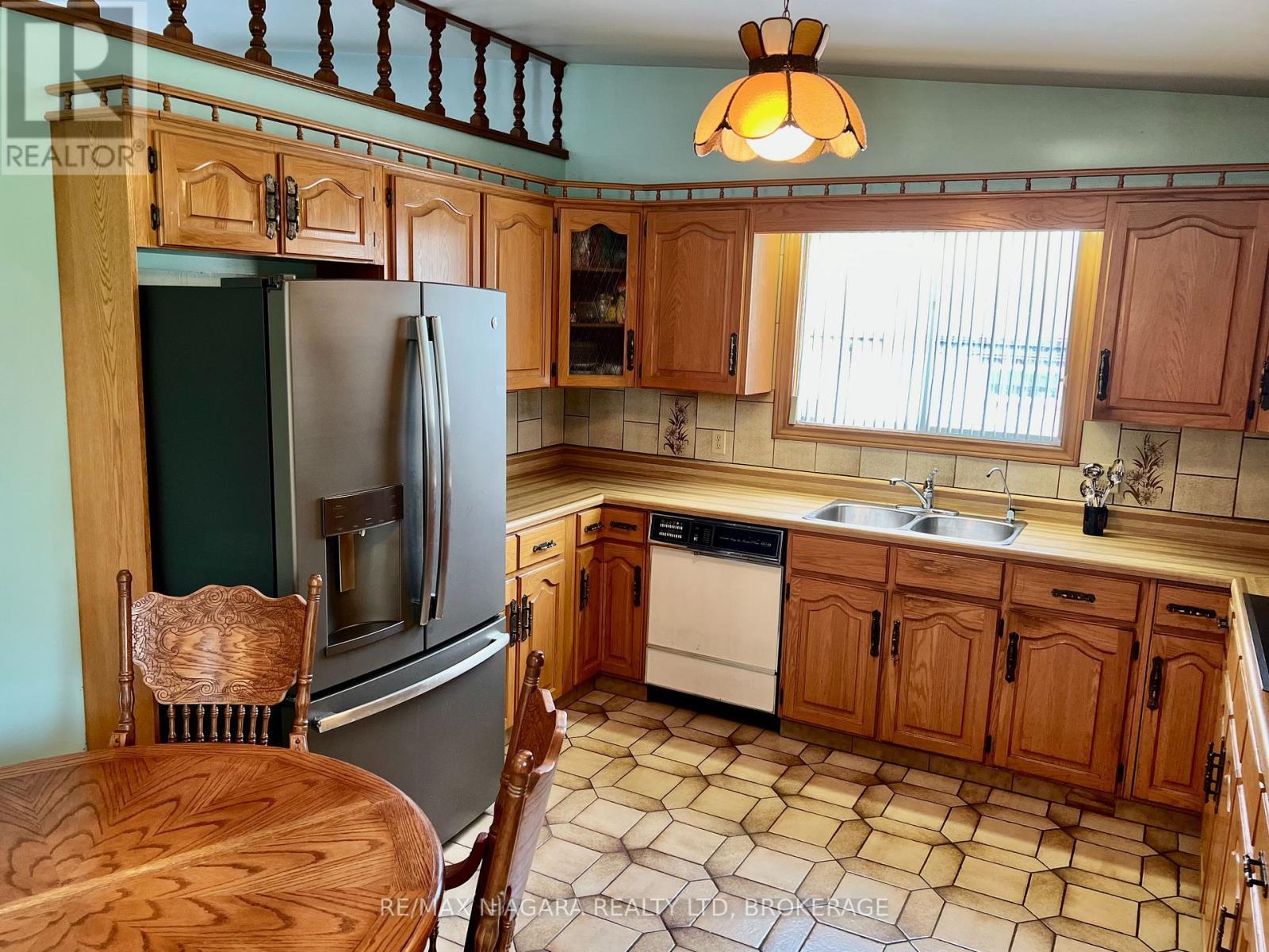 Built In Dishwasher and Extra Drawers - 4628 Baldwin Avenue, Niagara Falls (Ascot), ON - Indoor Photo Showing Kitchen With Double Sink