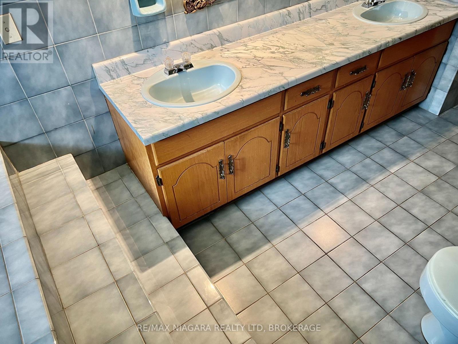Double Sinks - 4628 Baldwin Avenue, Niagara Falls (Ascot), ON - Indoor Photo Showing Bathroom