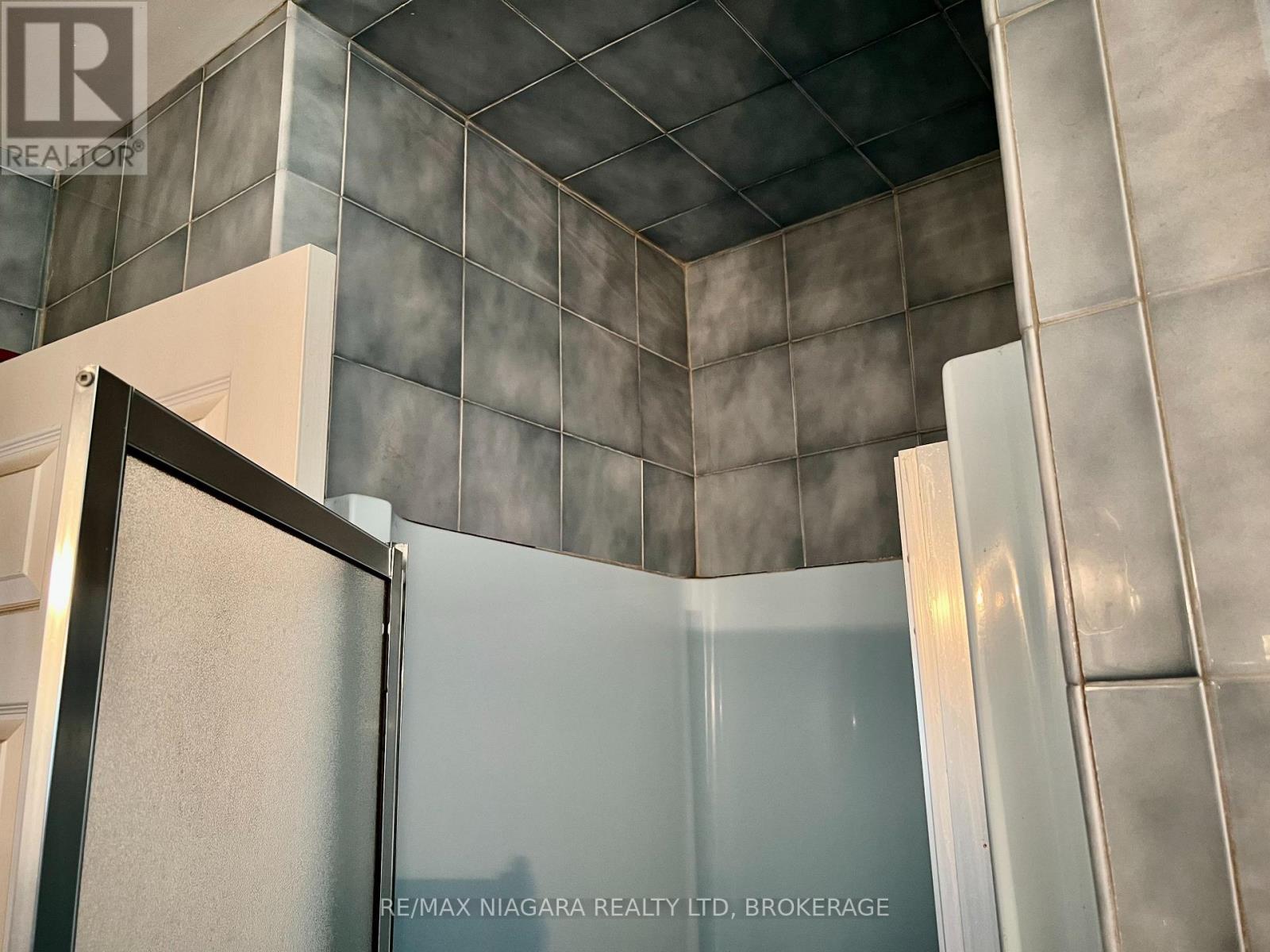 Separate Shower in Main Bath - 4628 Baldwin Avenue, Niagara Falls (Ascot), ON - Indoor Photo Showing Bathroom