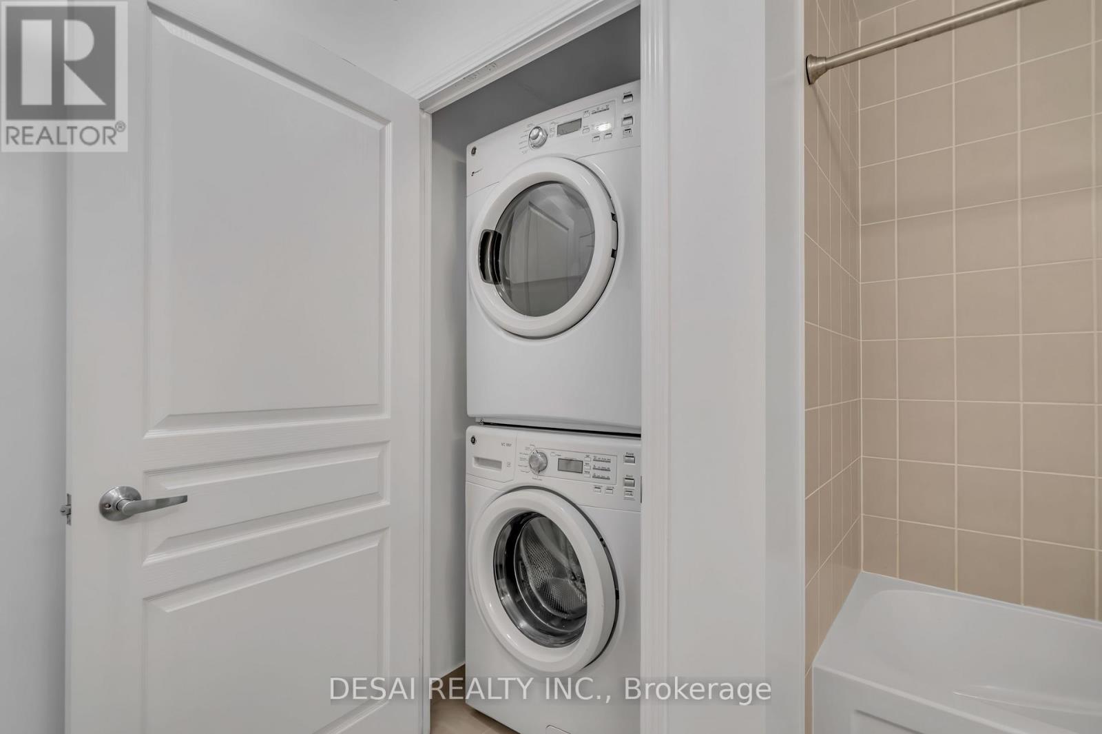 2321 - 352 Front Street W, Toronto, ON - Indoor Photo Showing Laundry Room