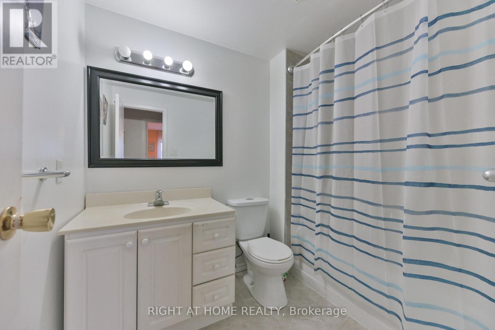 1728 Pickmere Court, Mississauga, ON - Indoor Photo Showing Bathroom