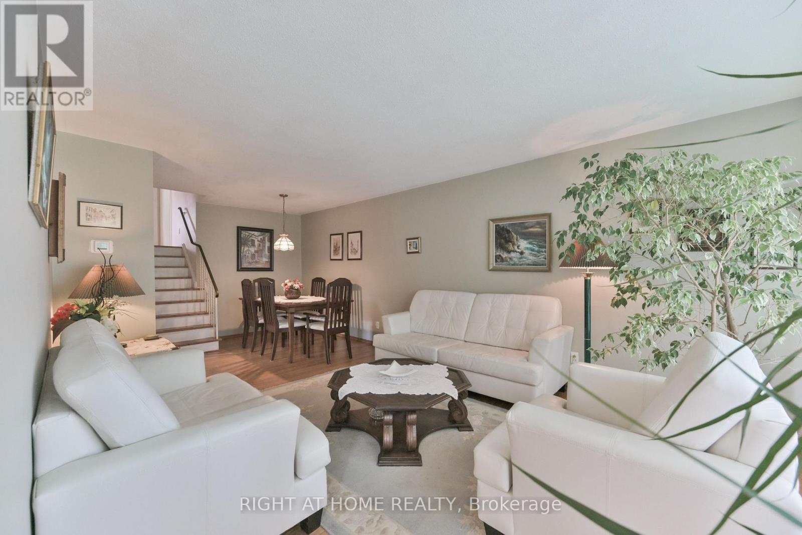 1728 Pickmere Court, Mississauga, ON - Indoor Photo Showing Living Room