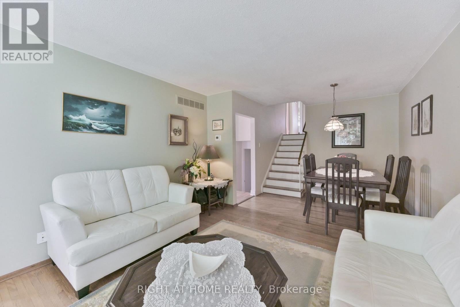 1728 Pickmere Court, Mississauga, ON - Indoor Photo Showing Living Room