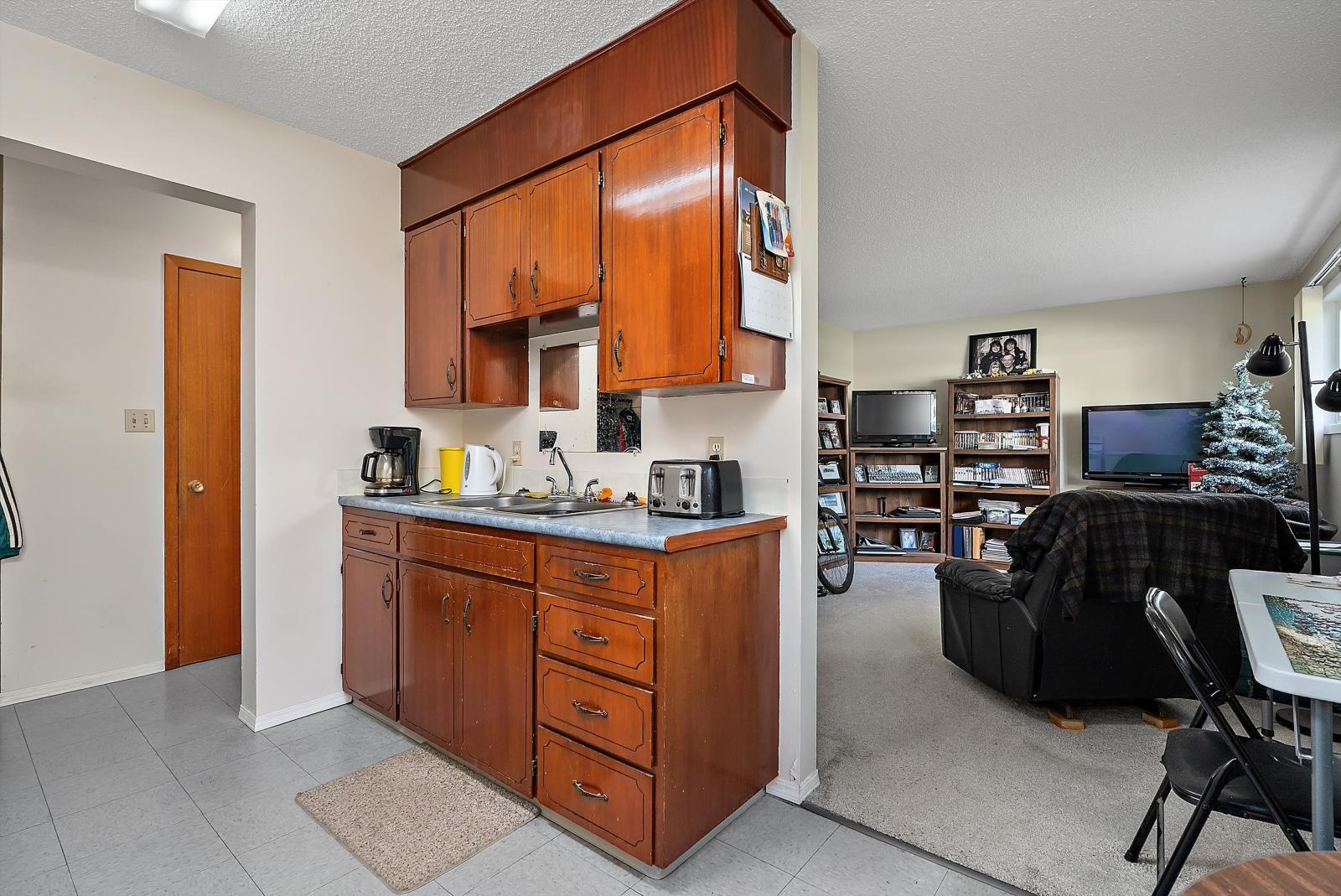 3907 3905 54 Street, Wetaskiwin, AB - Indoor Photo Showing Kitchen