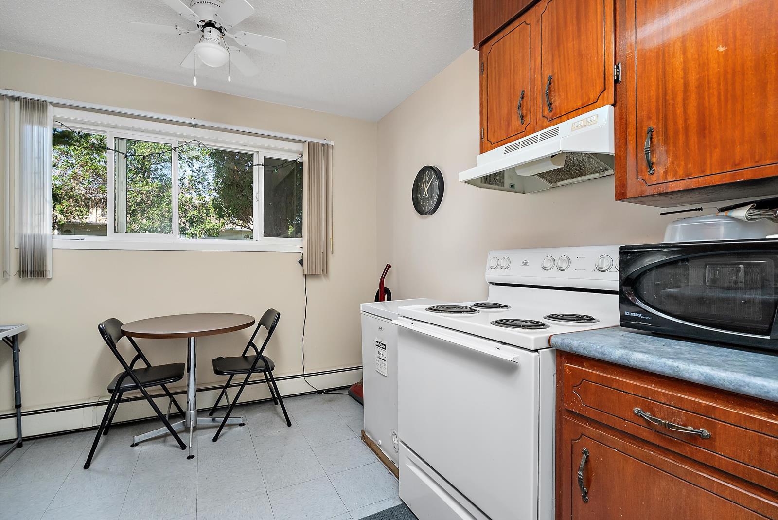 3907 3905 54 Street, Wetaskiwin, AB - Indoor Photo Showing Kitchen