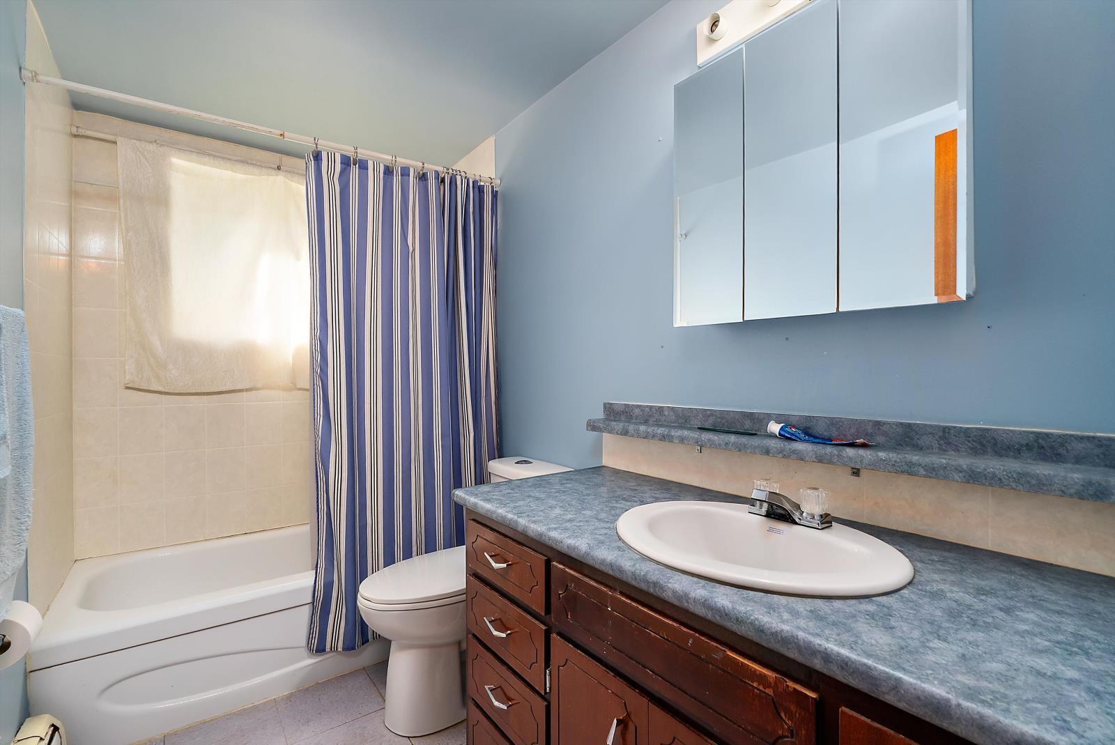 3907 3905 54 Street, Wetaskiwin, AB - Indoor Photo Showing Bathroom