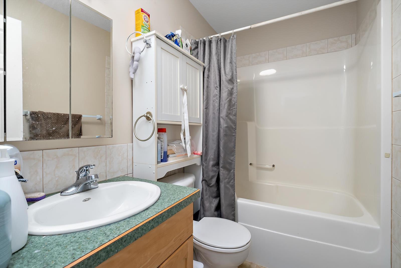 3907 3905 54 Street, Wetaskiwin, AB - Indoor Photo Showing Bathroom