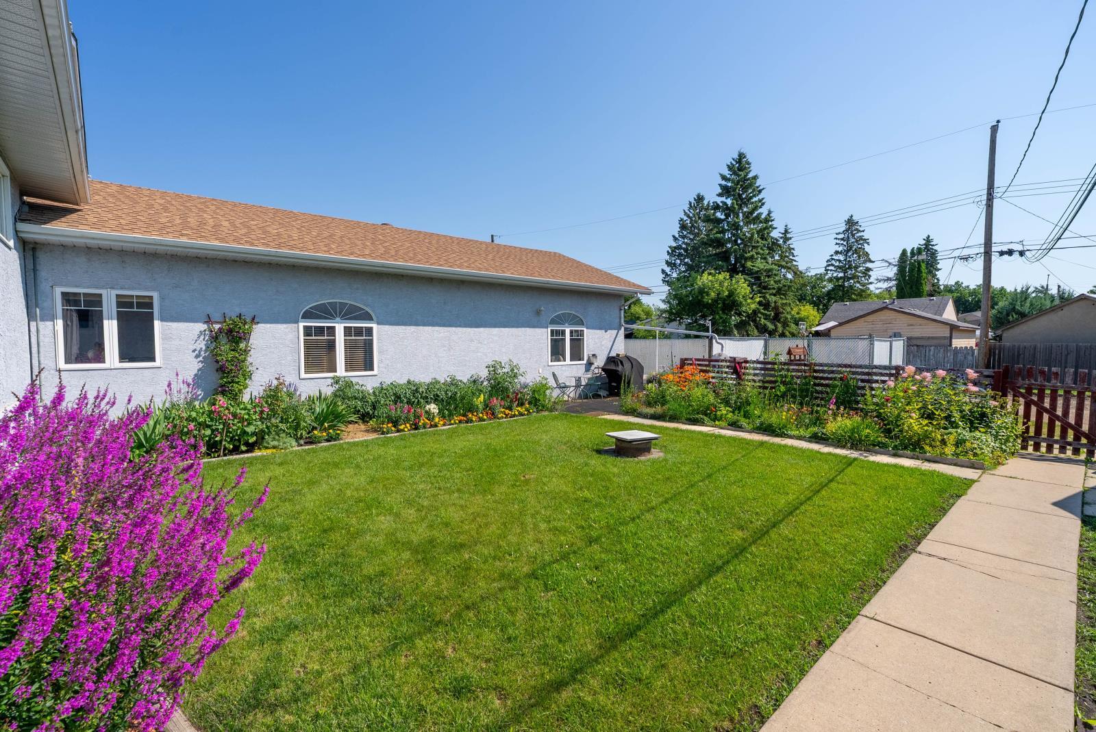 3907 3905 54 Street, Wetaskiwin, AB - Outdoor