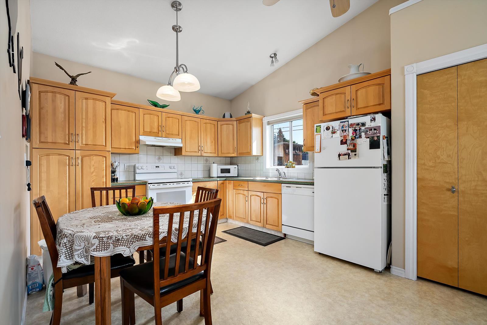 3907 3905 54 Street, Wetaskiwin, AB - Indoor Photo Showing Kitchen