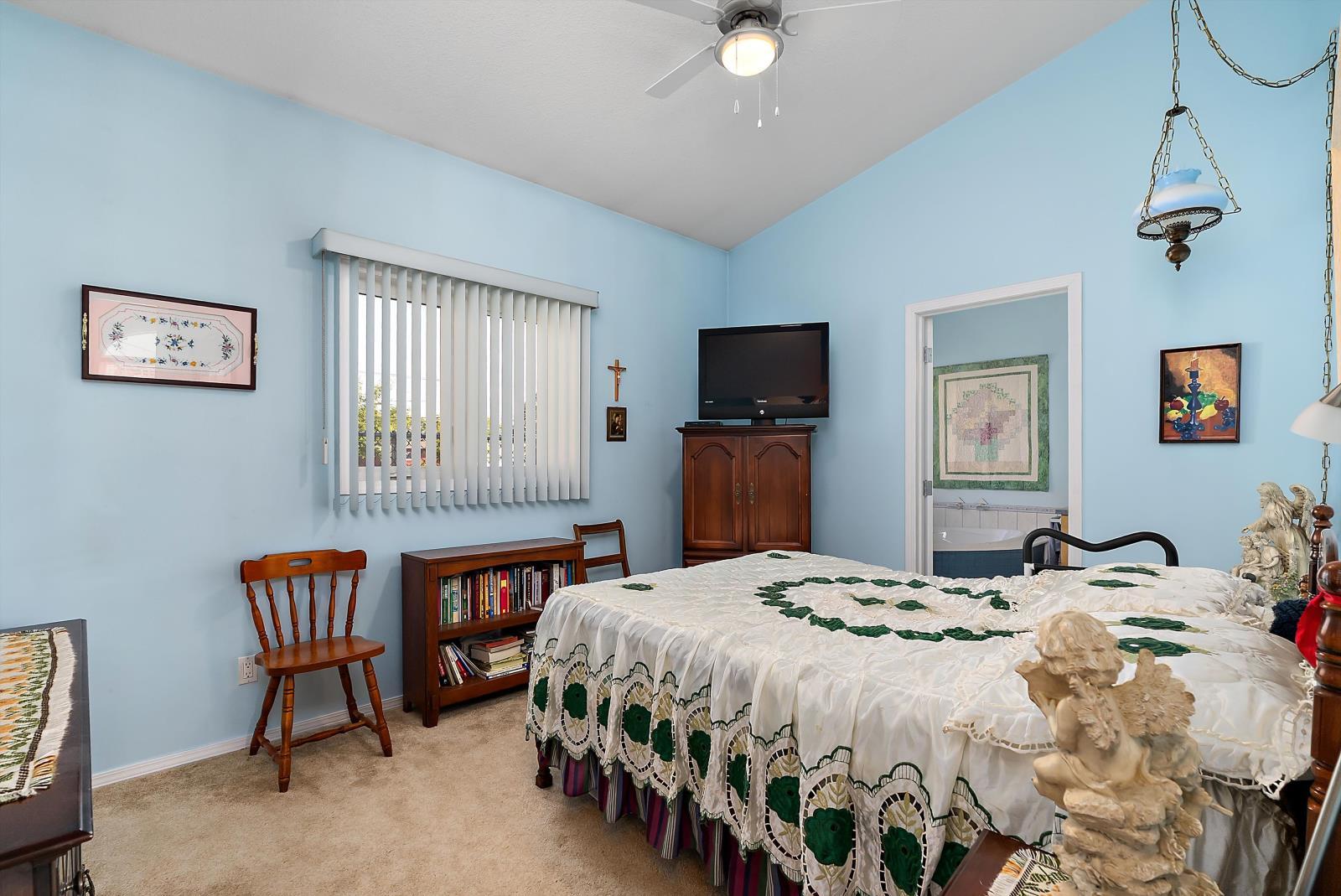 3907 3905 54 Street, Wetaskiwin, AB - Indoor Photo Showing Bedroom