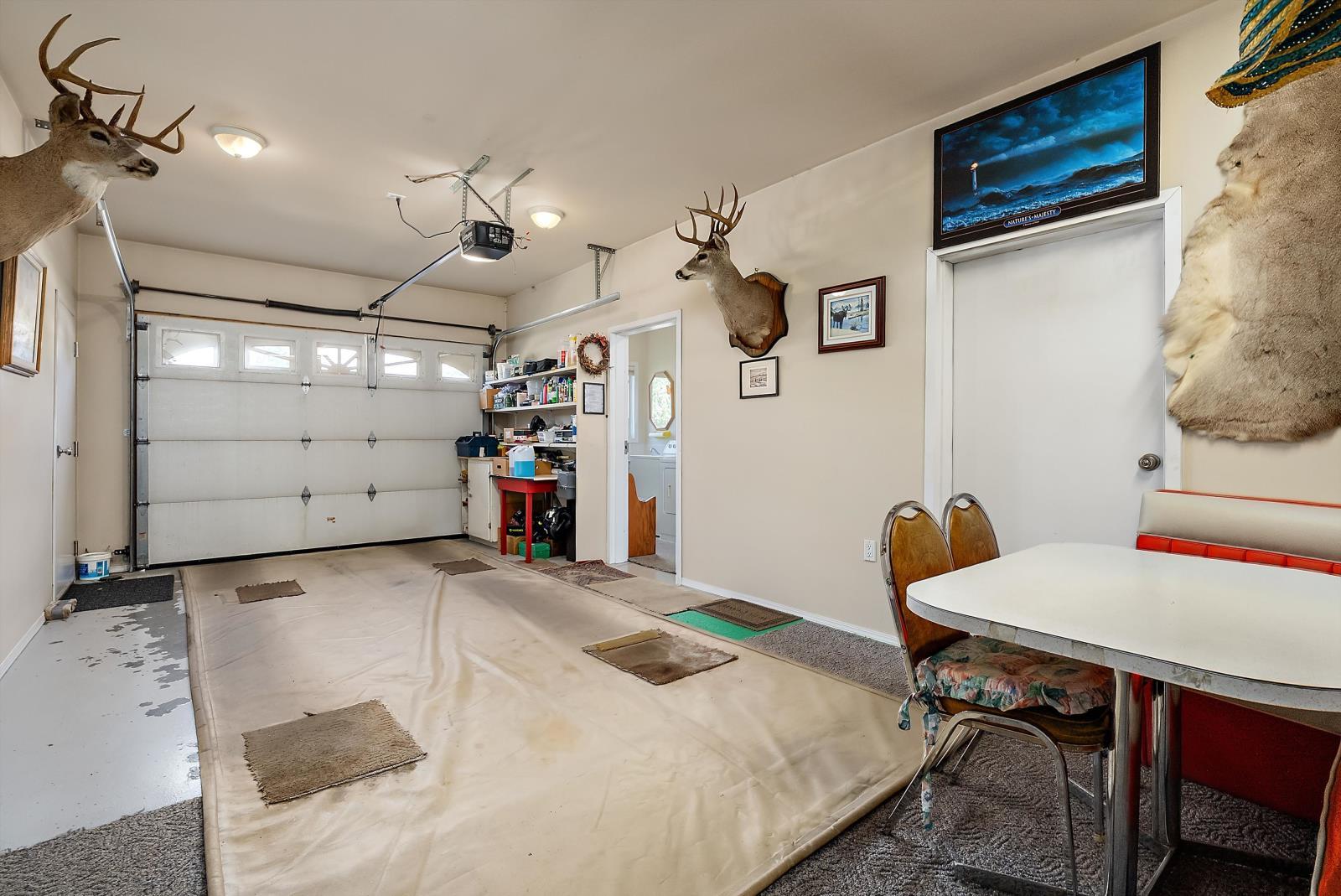 3907 3905 54 Street, Wetaskiwin, AB - Indoor Photo Showing Garage