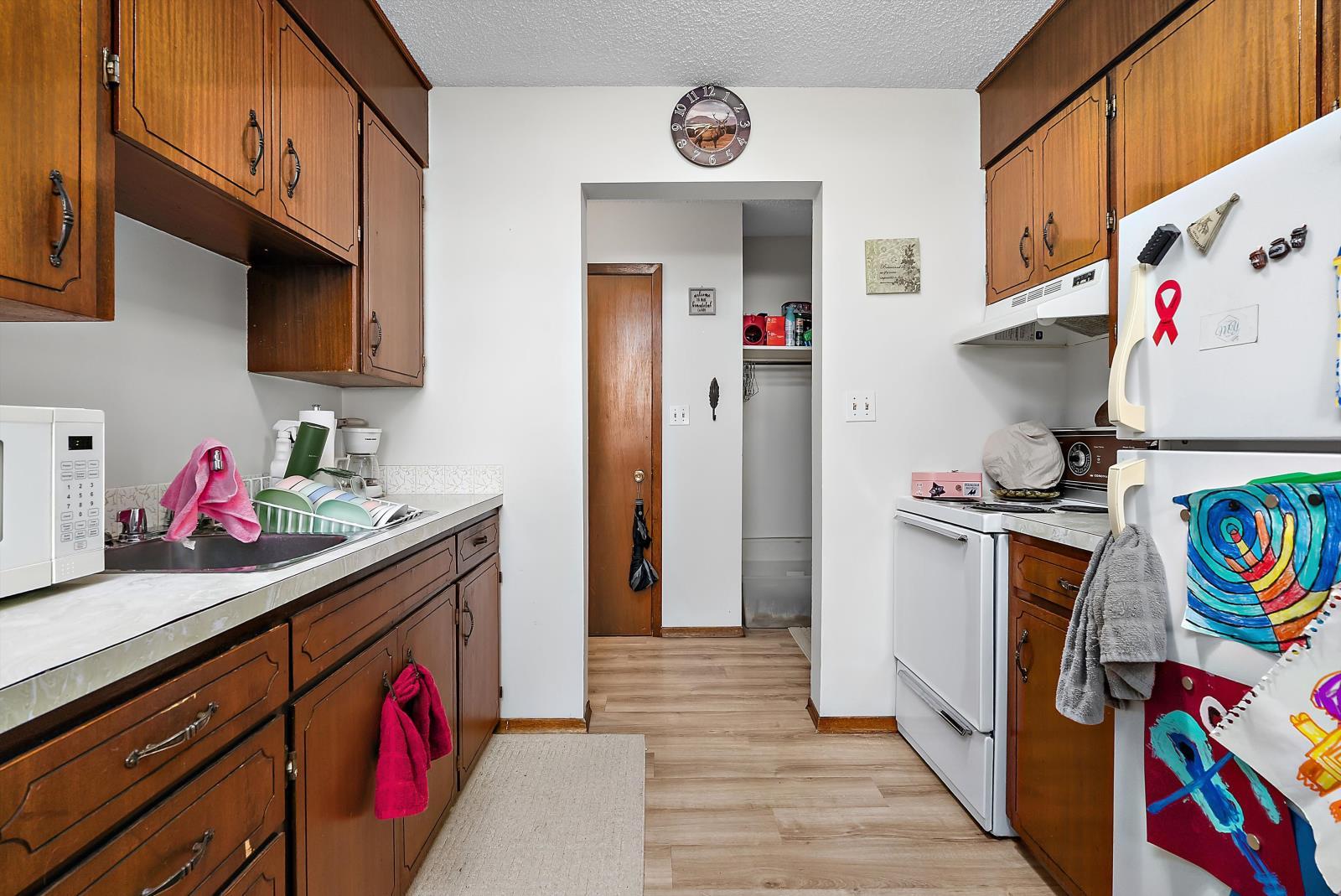 3907 3905 54 Street, Wetaskiwin, AB - Indoor Photo Showing Kitchen