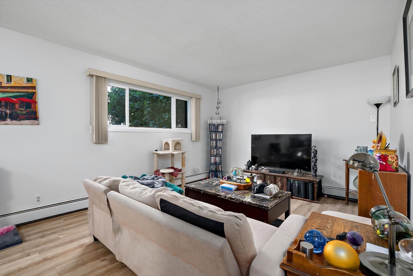 3907 3905 54 Street, Wetaskiwin, AB - Indoor Photo Showing Living Room