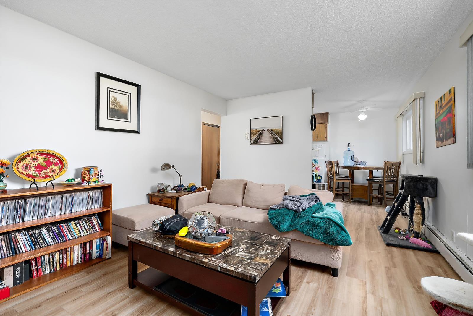 3907 3905 54 Street, Wetaskiwin, AB - Indoor Photo Showing Living Room