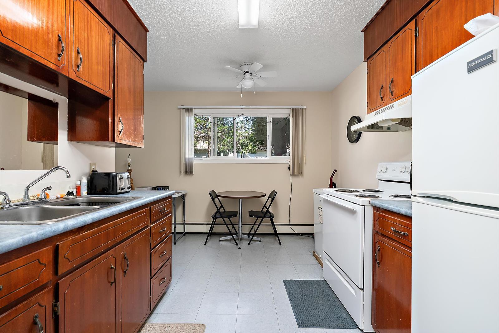 3907 3905 54 Street, Wetaskiwin, AB - Indoor Photo Showing Kitchen With Double Sink