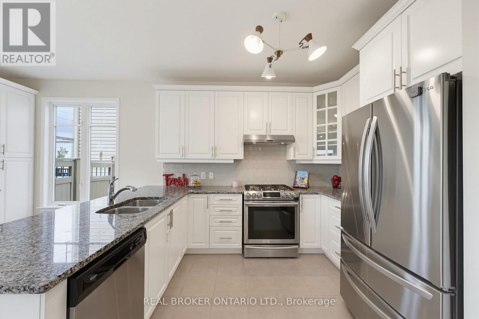 76 Tapadero Avenue, Ottawa, ON - Indoor Photo Showing Kitchen With Double Sink With Upgraded Kitchen
