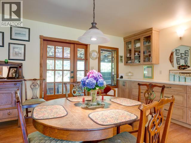 10440 Kelly Creek Road, Powell River, BC - Indoor Photo Showing Dining Room