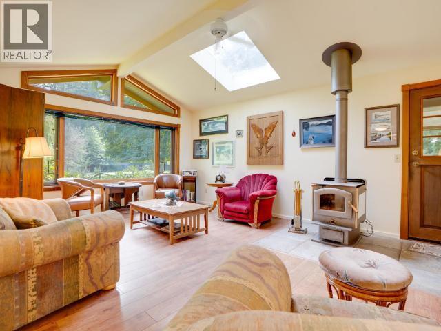 10440 Kelly Creek Road, Powell River, BC - Indoor Photo Showing Living Room