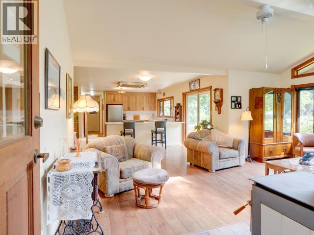 10440 Kelly Creek Road, Powell River, BC - Indoor Photo Showing Living Room
