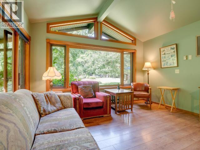 10440 Kelly Creek Road, Powell River, BC - Indoor Photo Showing Living Room