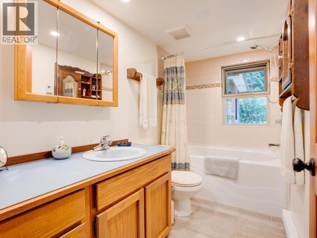10440 Kelly Creek Road, Powell River, BC - Indoor Photo Showing Bathroom