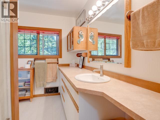 10440 Kelly Creek Road, Powell River, BC - Indoor Photo Showing Bathroom