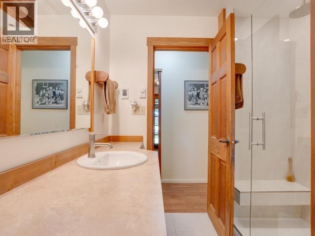 10440 Kelly Creek Road, Powell River, BC - Indoor Photo Showing Bathroom