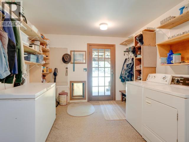 10440 Kelly Creek Road, Powell River, BC - Indoor Photo Showing Laundry Room