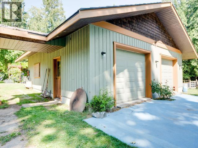 10440 Kelly Creek Road, Powell River, BC - Outdoor