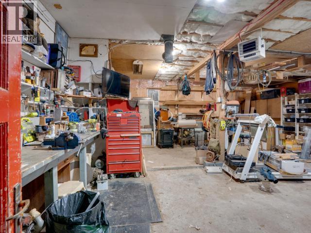 10440 Kelly Creek Road, Powell River, BC - Indoor