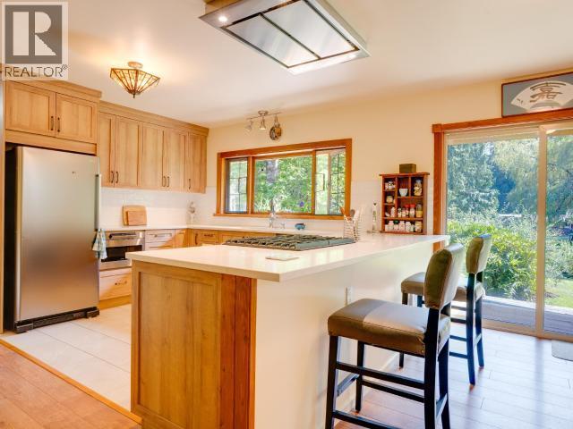 10440 Kelly Creek Road, Powell River, BC - Indoor Photo Showing Kitchen