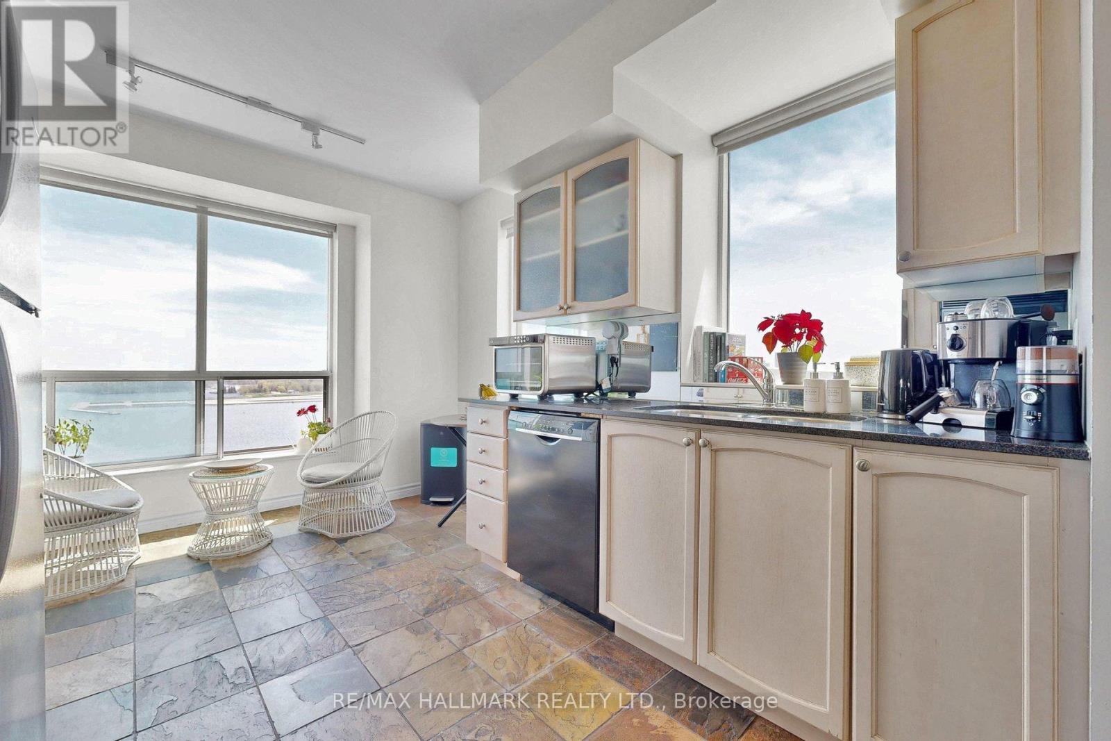 1516 - 410 Queens Quay W, Toronto, ON - Indoor Photo Showing Kitchen